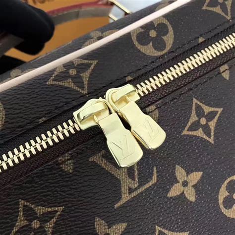 louis vuitton handbags with zipper.